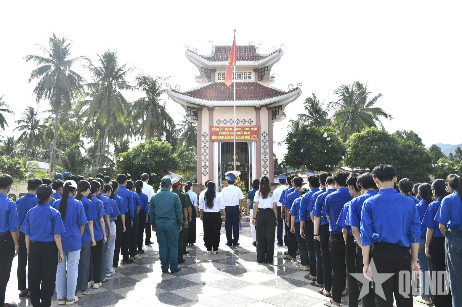 Vùng Cảnh sát biển 2 tặng quà các Bà mẹ Việt Nam anh hùng
